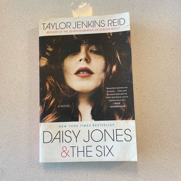 Daisy Jones & The Six paperback book by Taylor Jenkins Reid - Picture 1 of 1